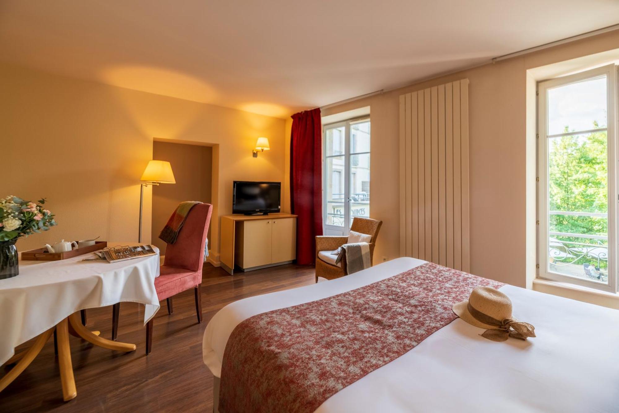 Hotel Cerise - Les Sources Люксойл-ле-Бан Екстериор снимка
