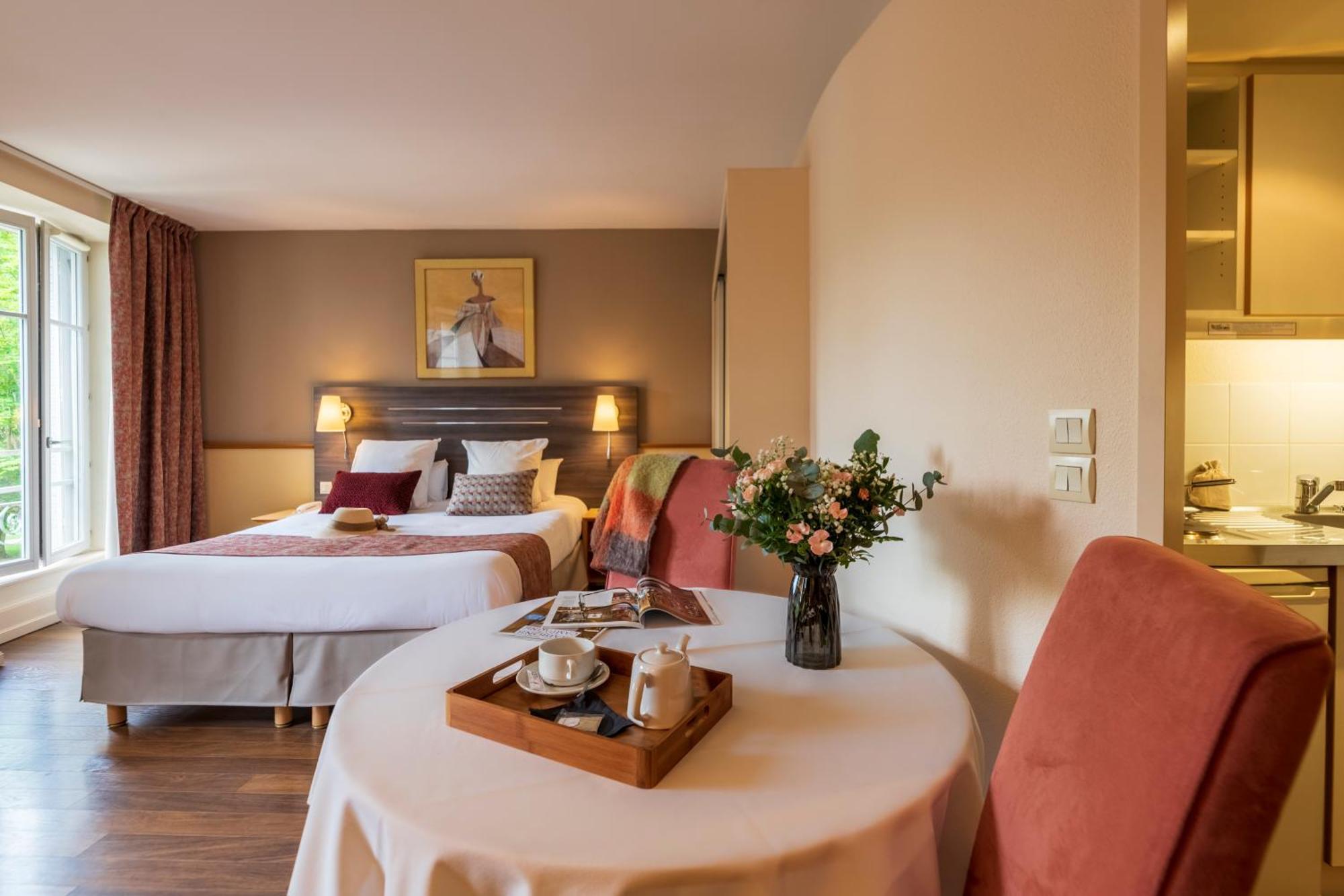Hotel Cerise - Les Sources Люксойл-ле-Бан Екстериор снимка
